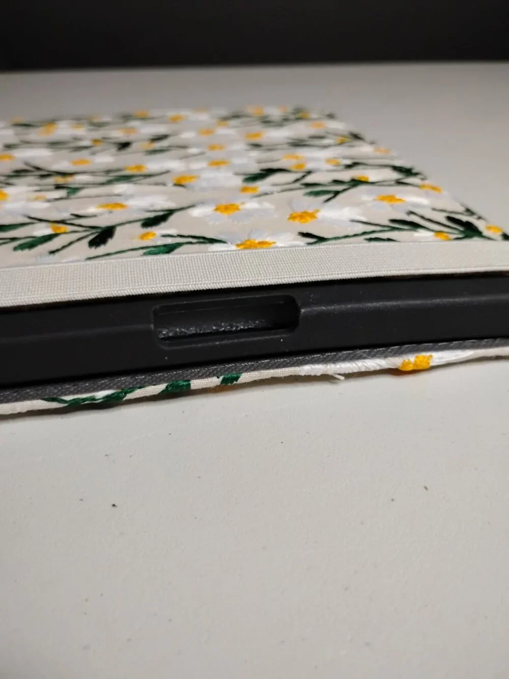 Embroidered Daisy Ipad Case Approx 11